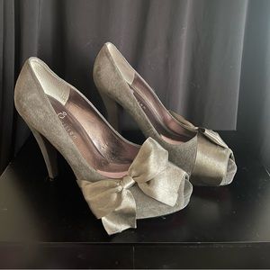 Paris Hilton, gray heels